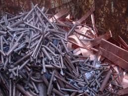 Ein Haufen Altmetall liegt übereinander auf einem Tisch.