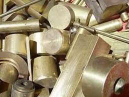 Auf einem Tisch liegt ein Haufen Messingschrott.