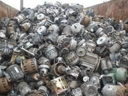 Ein Haufen Altmetall liegt in einem Müllcontainer.