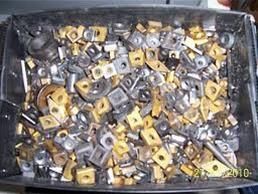 Ein Haufen Metallschrott in einem Metallcontainer.