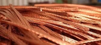 Auf einem Tisch liegt ein Stapel Kupferdrähte.