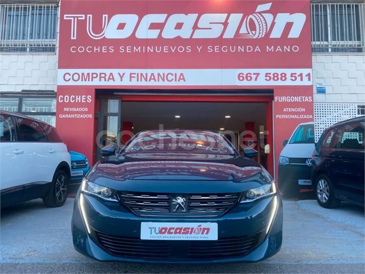 Un coche está aparcado delante de una tienda llamada tu ocasion