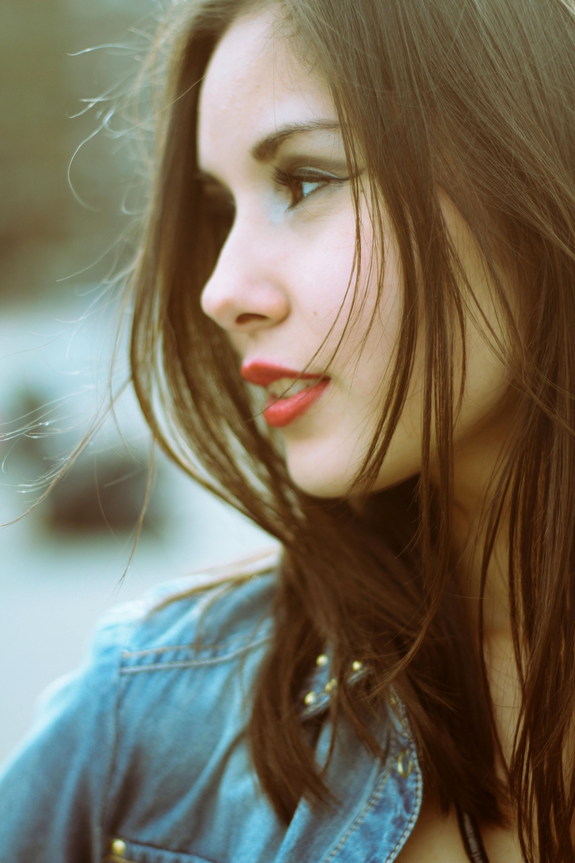Un primer plano del rostro de una mujer con cabello largo y labios rojos.