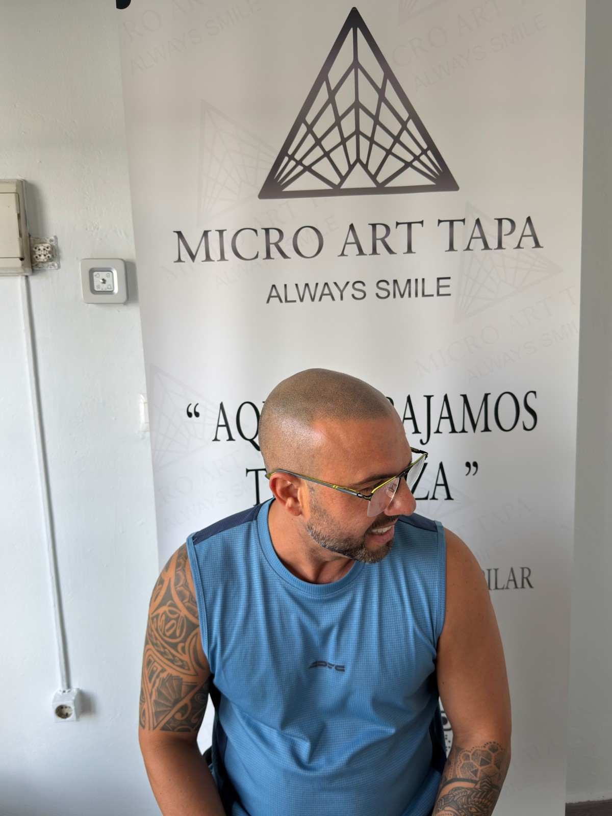 Hombre con camiseta sin mangas azul