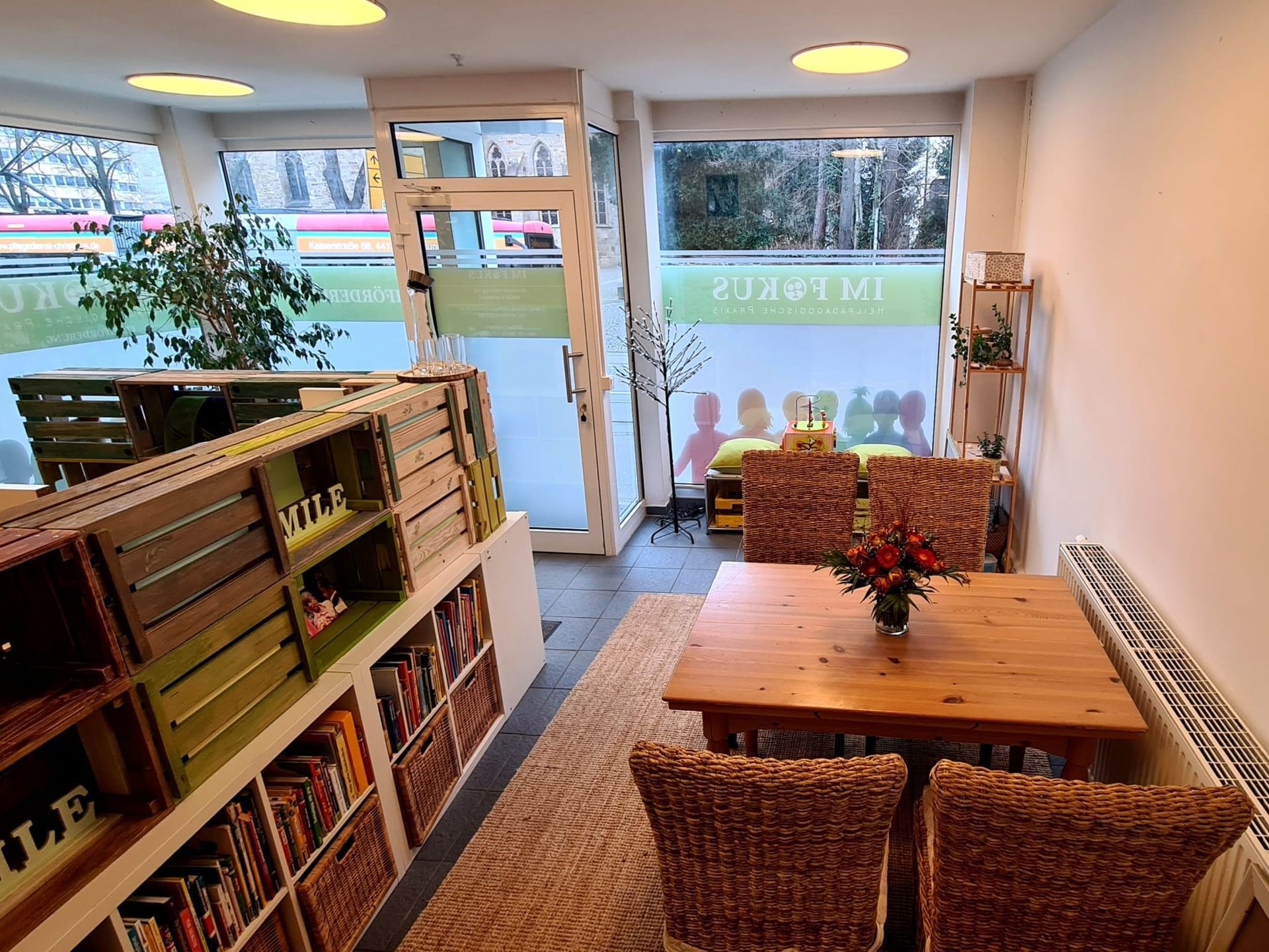 Ein Raum mit einem Tisch und Stühlen darin