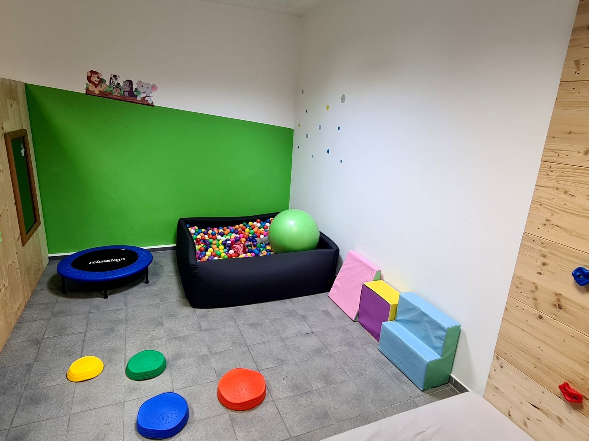In der Mitte des Raumes befindet sich ein Bällebad.