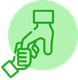 Eine Hand hält eine Karte in einem grünen Kreis.