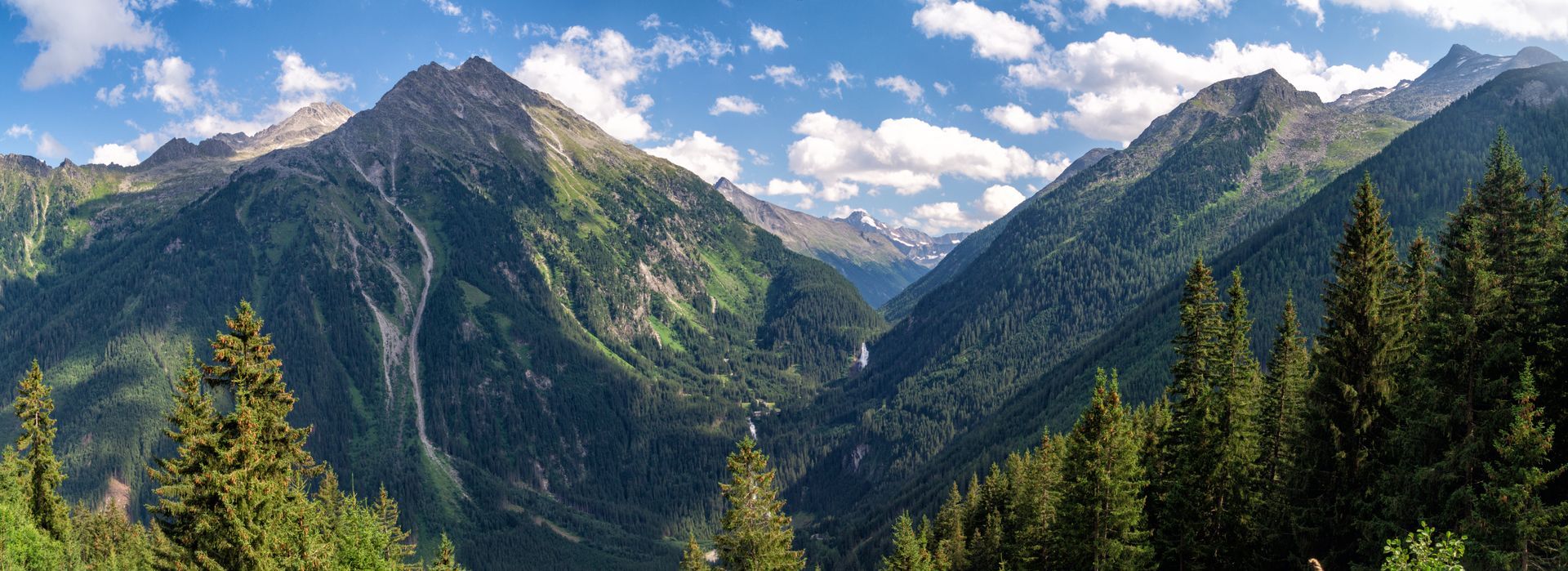 Vallée entre deux montagnes