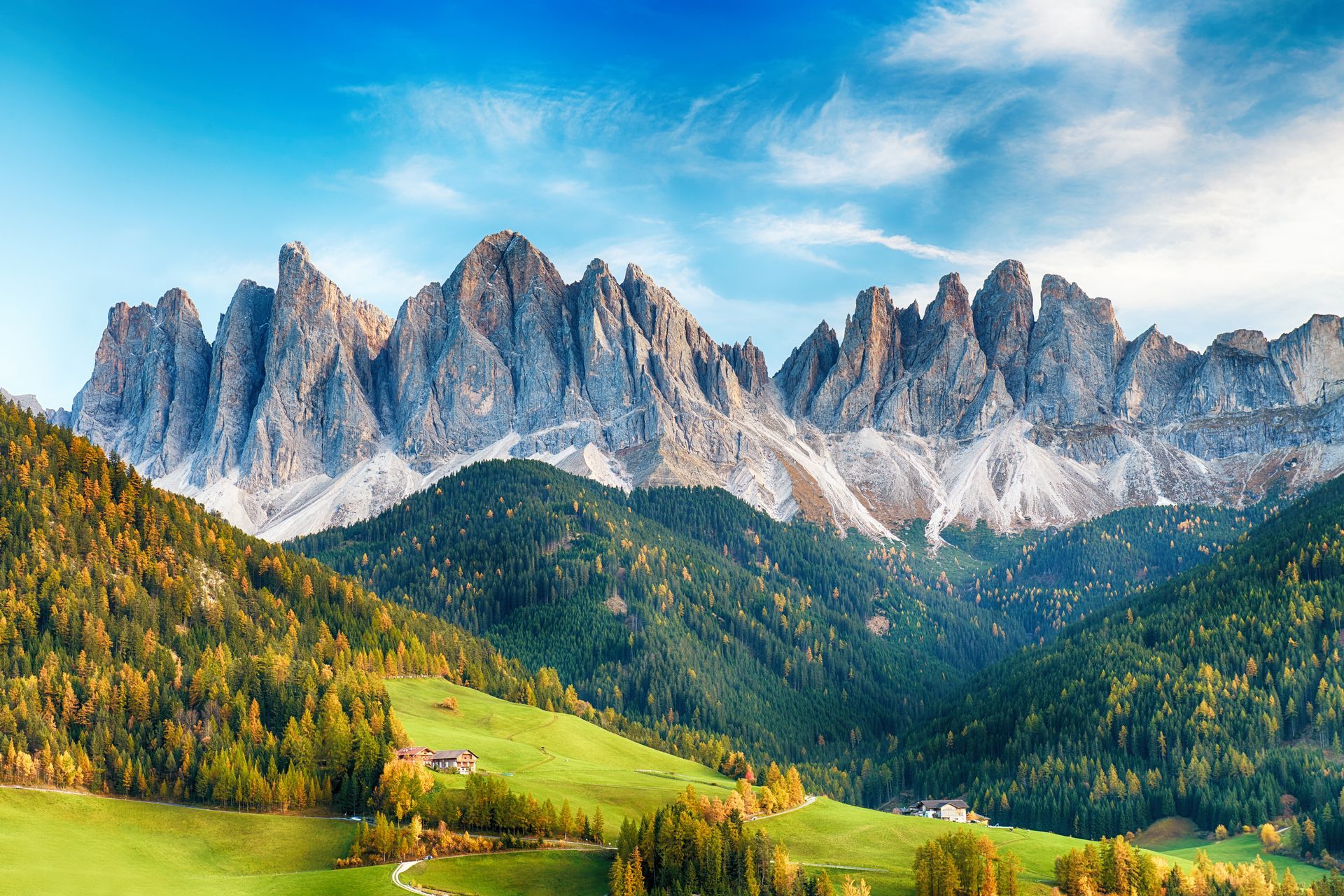Vue sur une chaîne de montagnes