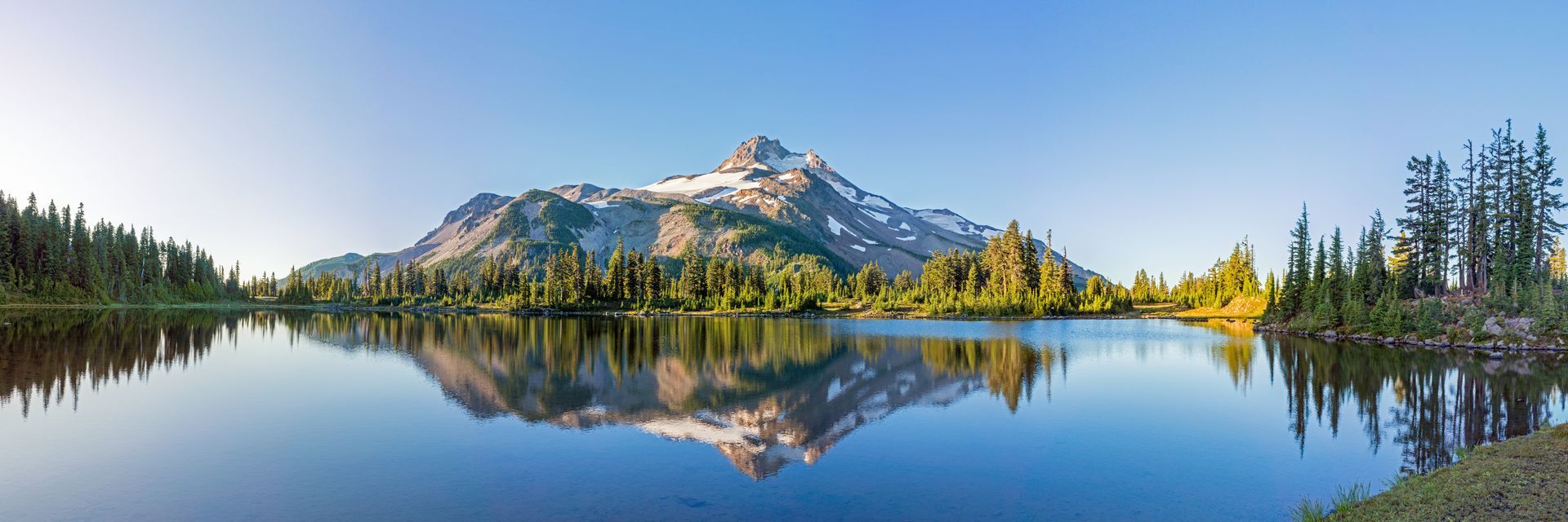 Lac avec montagne en arrière plan