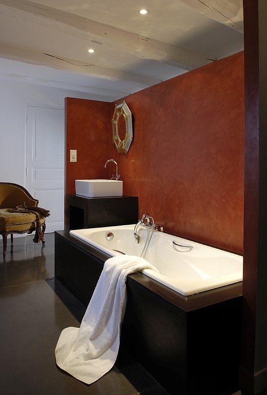 enduit rouge baignoire