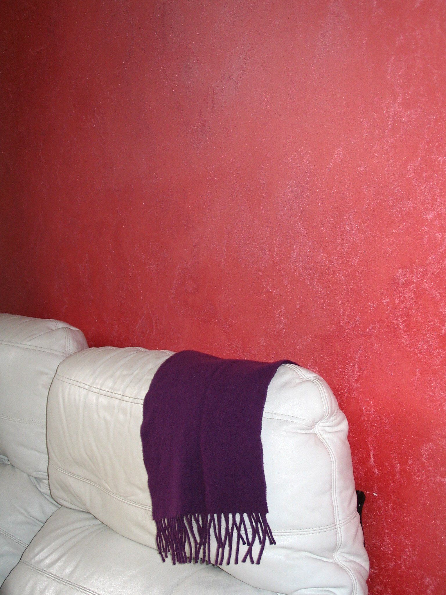 mur enduit rouge clair