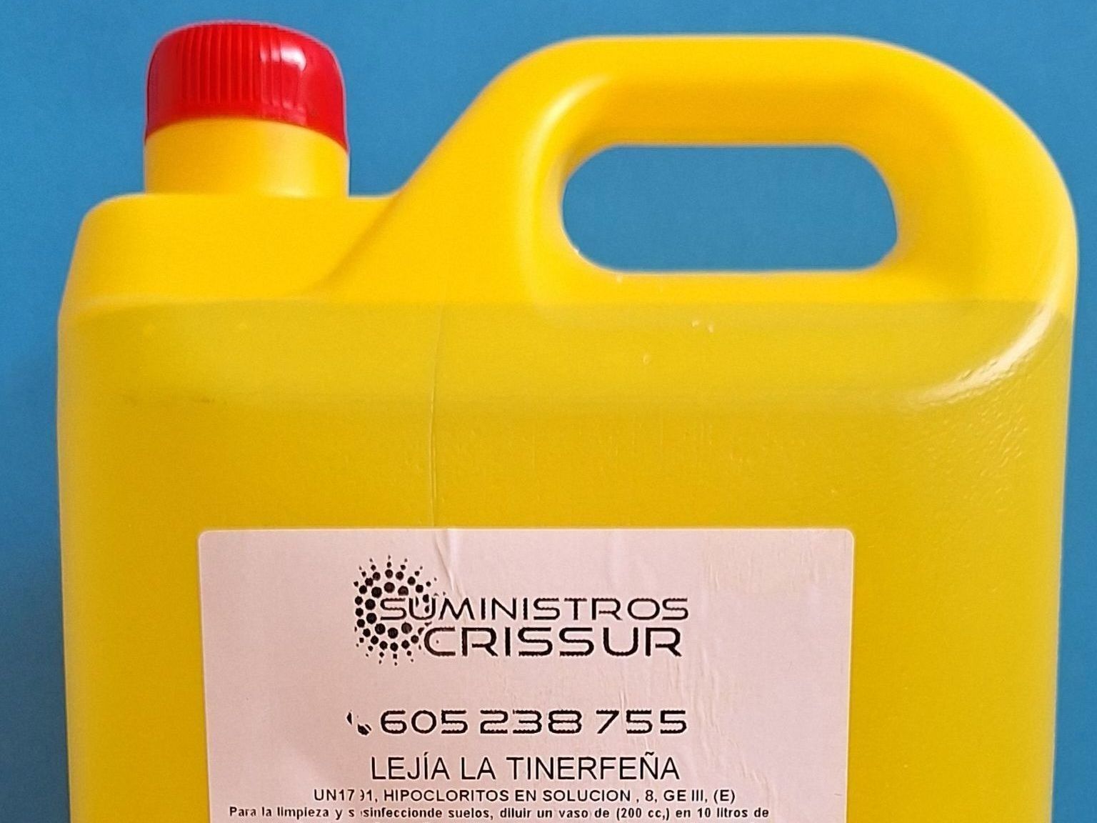 Una botella amarilla con una etiqueta que dice ministerios crissus
