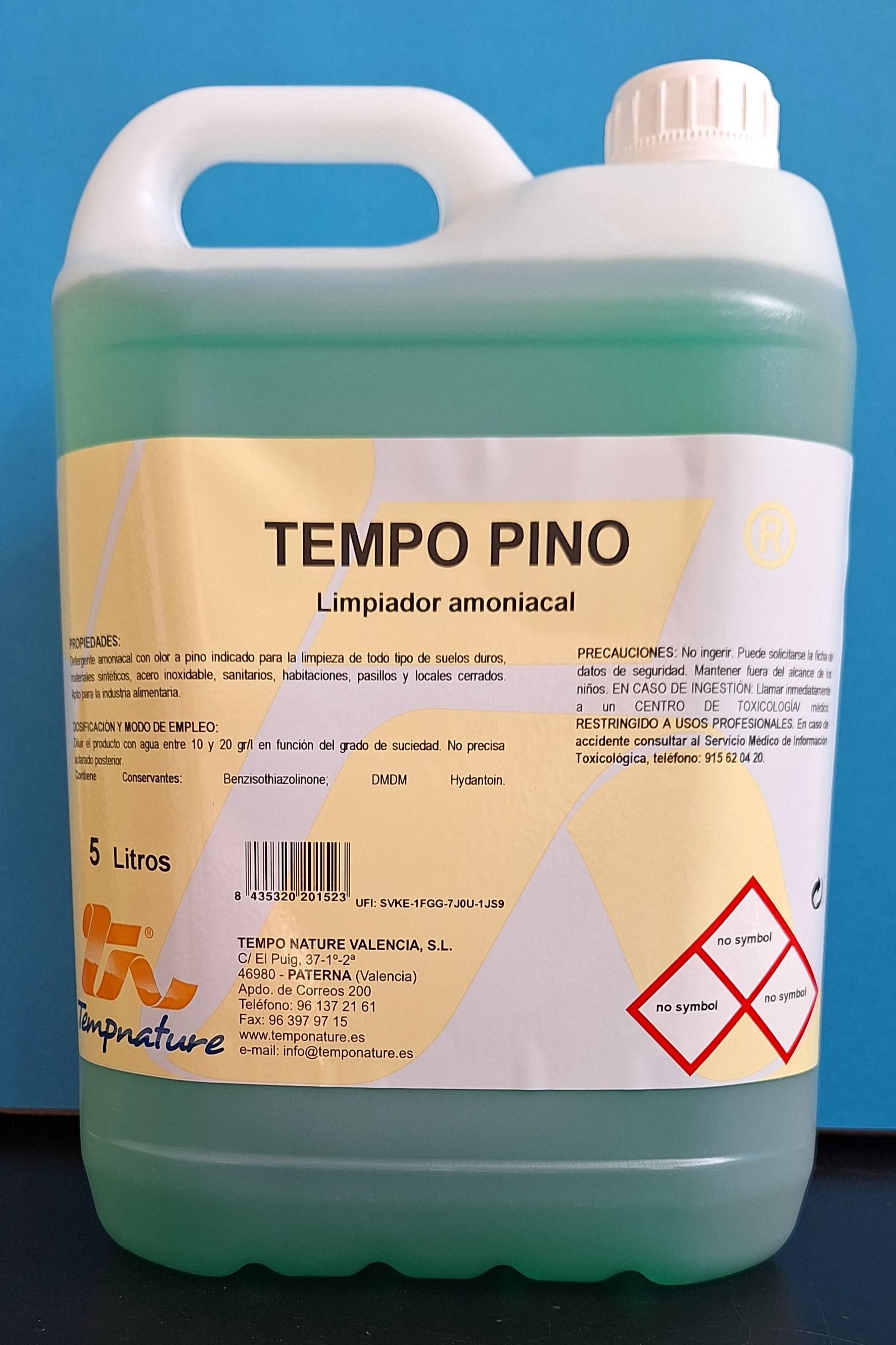 Una botella de Tempo Pino reposa sobre una mesa.