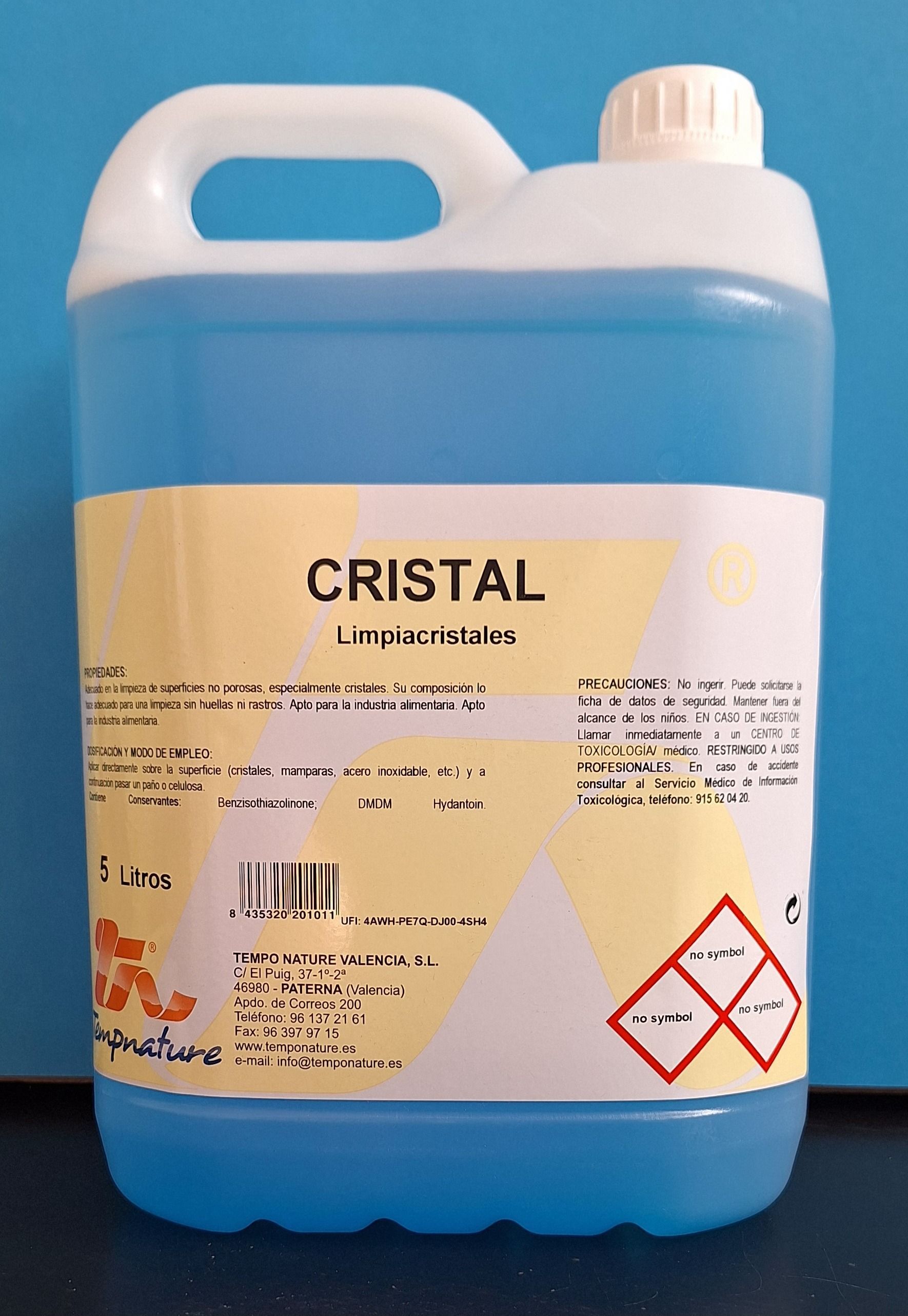 Una botella de cristal está sobre una mesa.