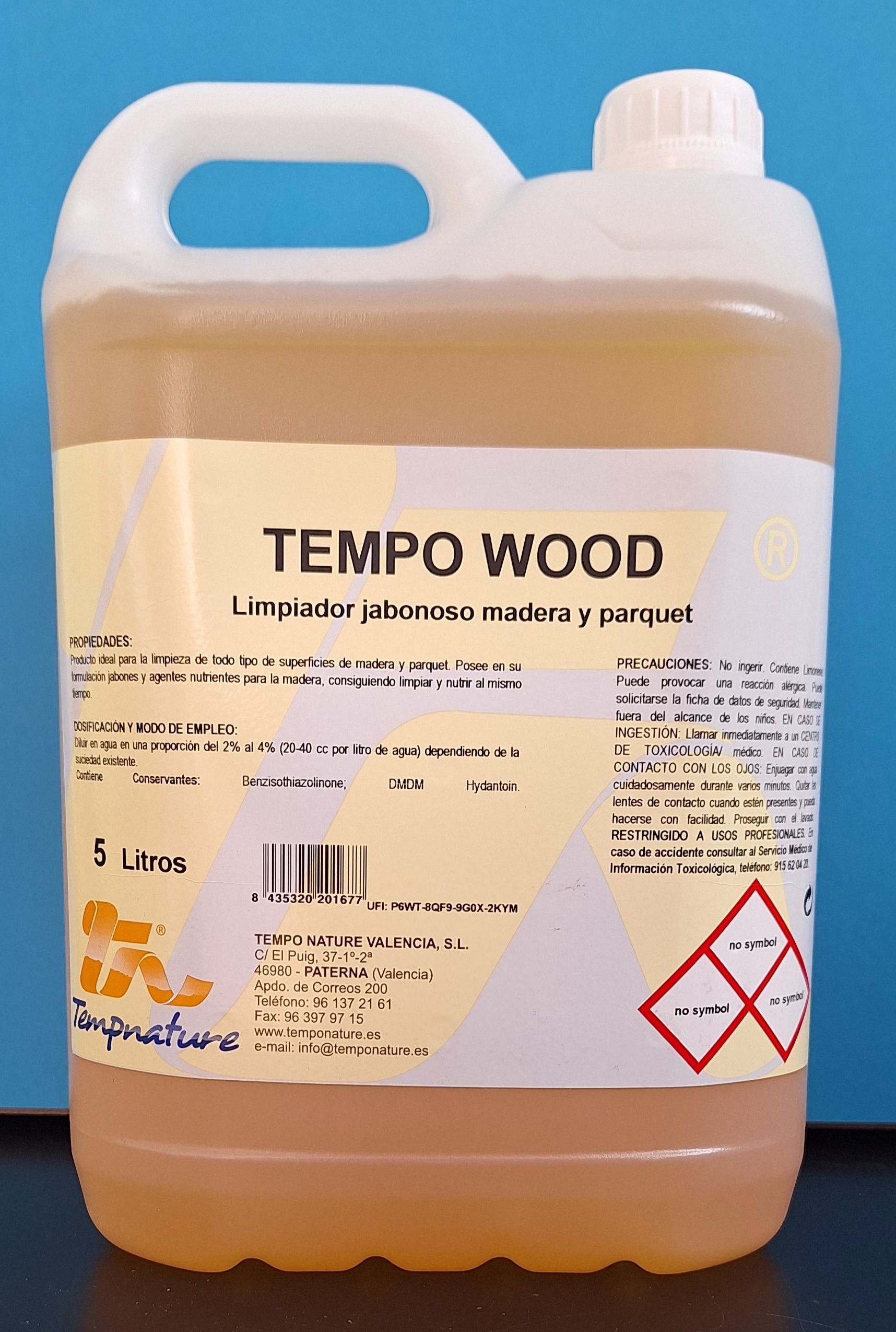 Una botella de tempo wood reposa sobre una mesa
