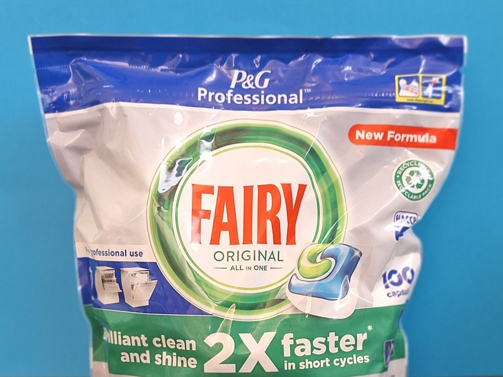 Una bolsa de pastillas lavavajillas Fairy Professional de P&G