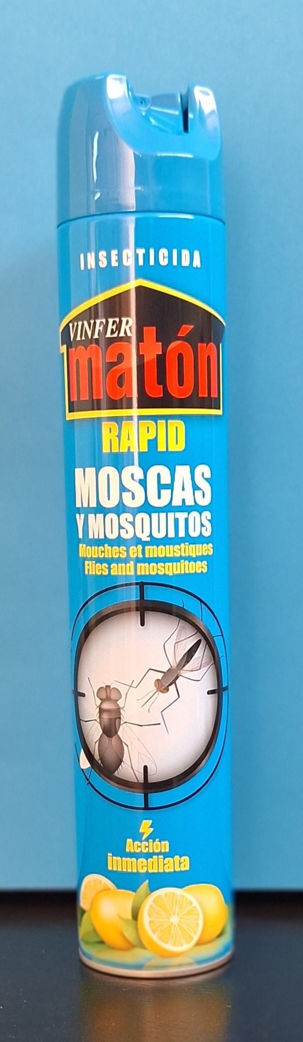 Un repelente de mosquitos azul con rodajas de limón.