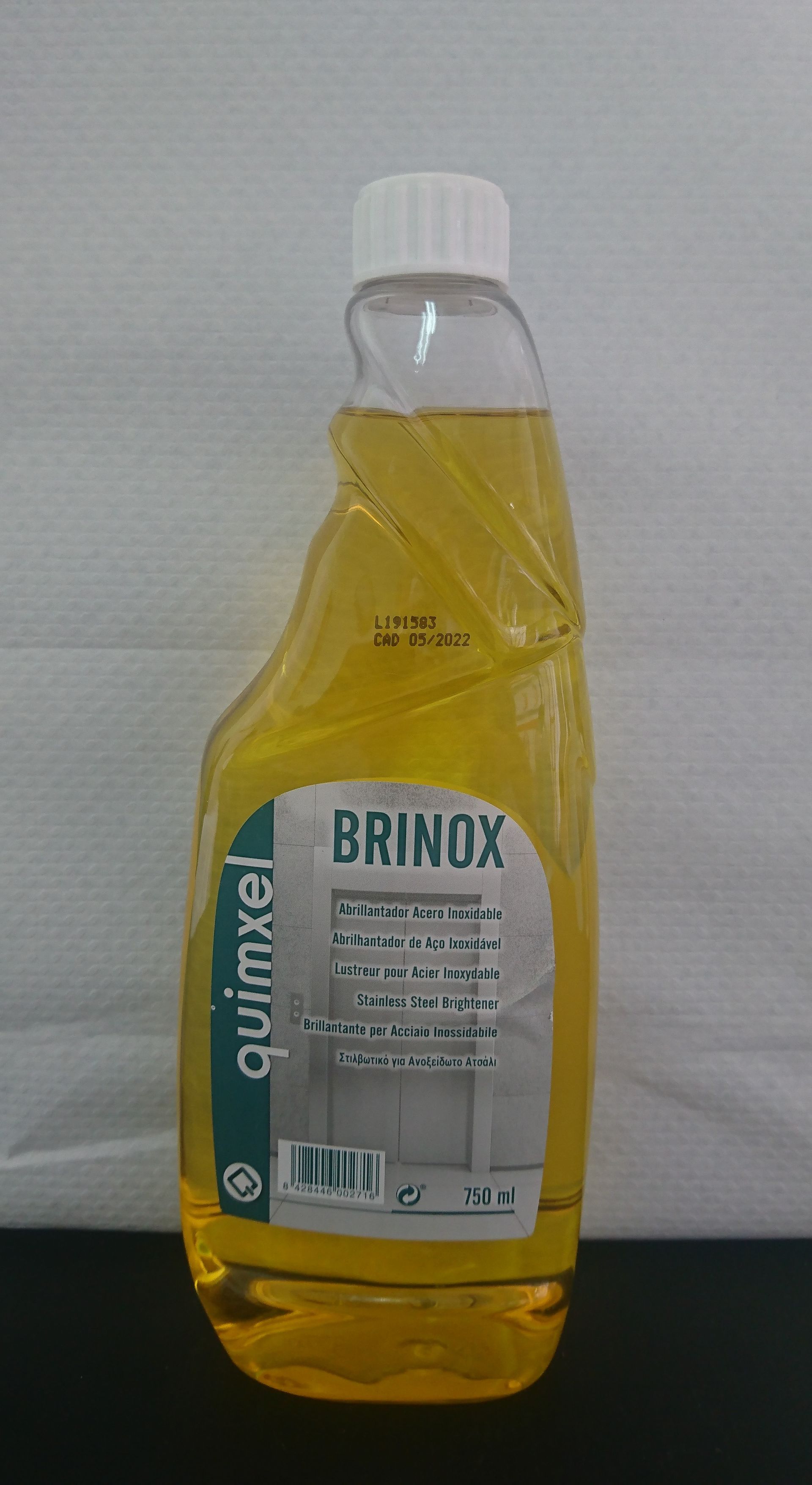Una botella de limpiador Brinox está sobre una mesa.