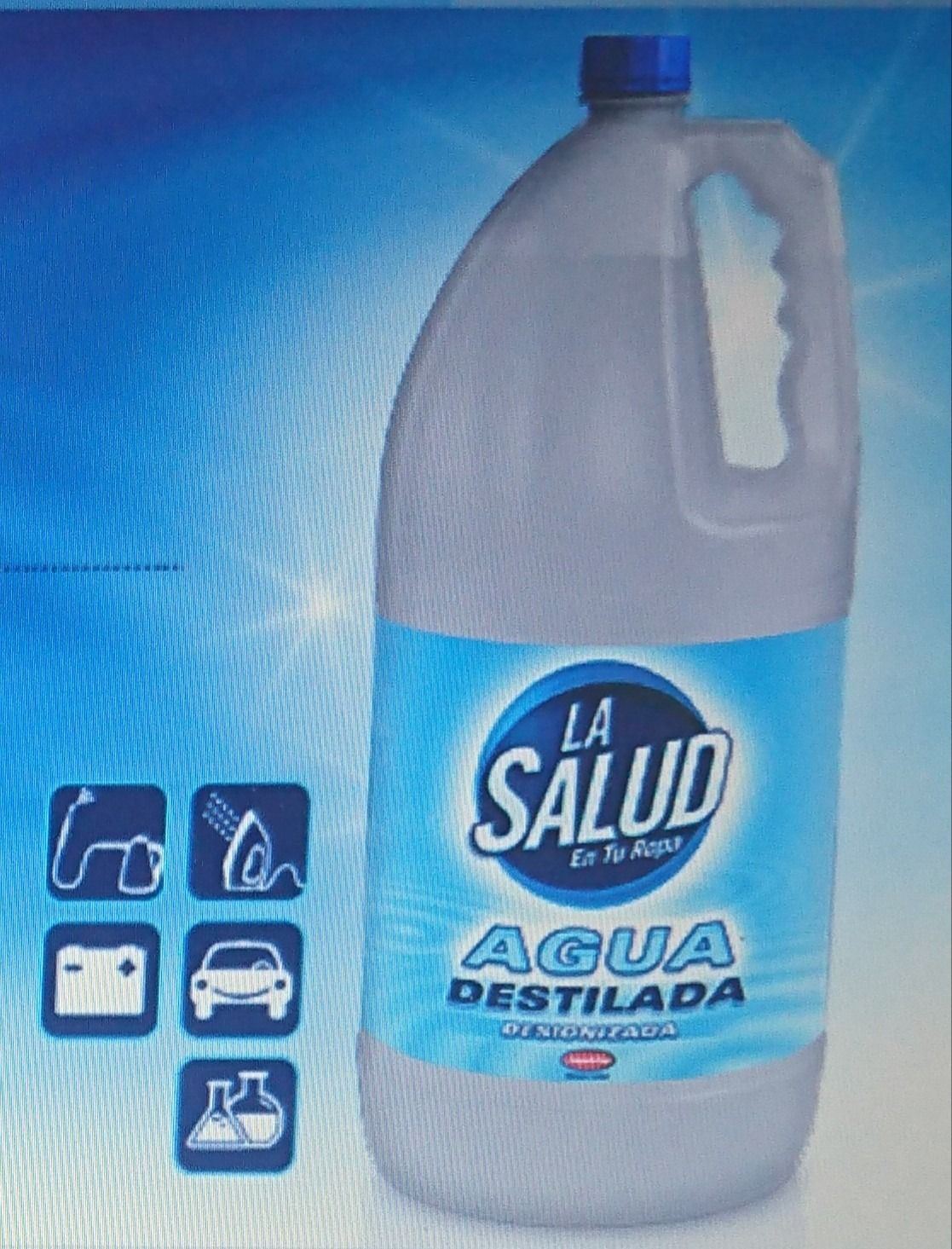 Una botella de agua destilada saludable sobre un fondo azul.