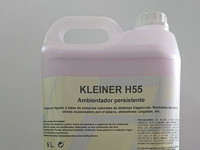 Una botella de Kleiner H55 ambientador persistente está sobre una mesa.