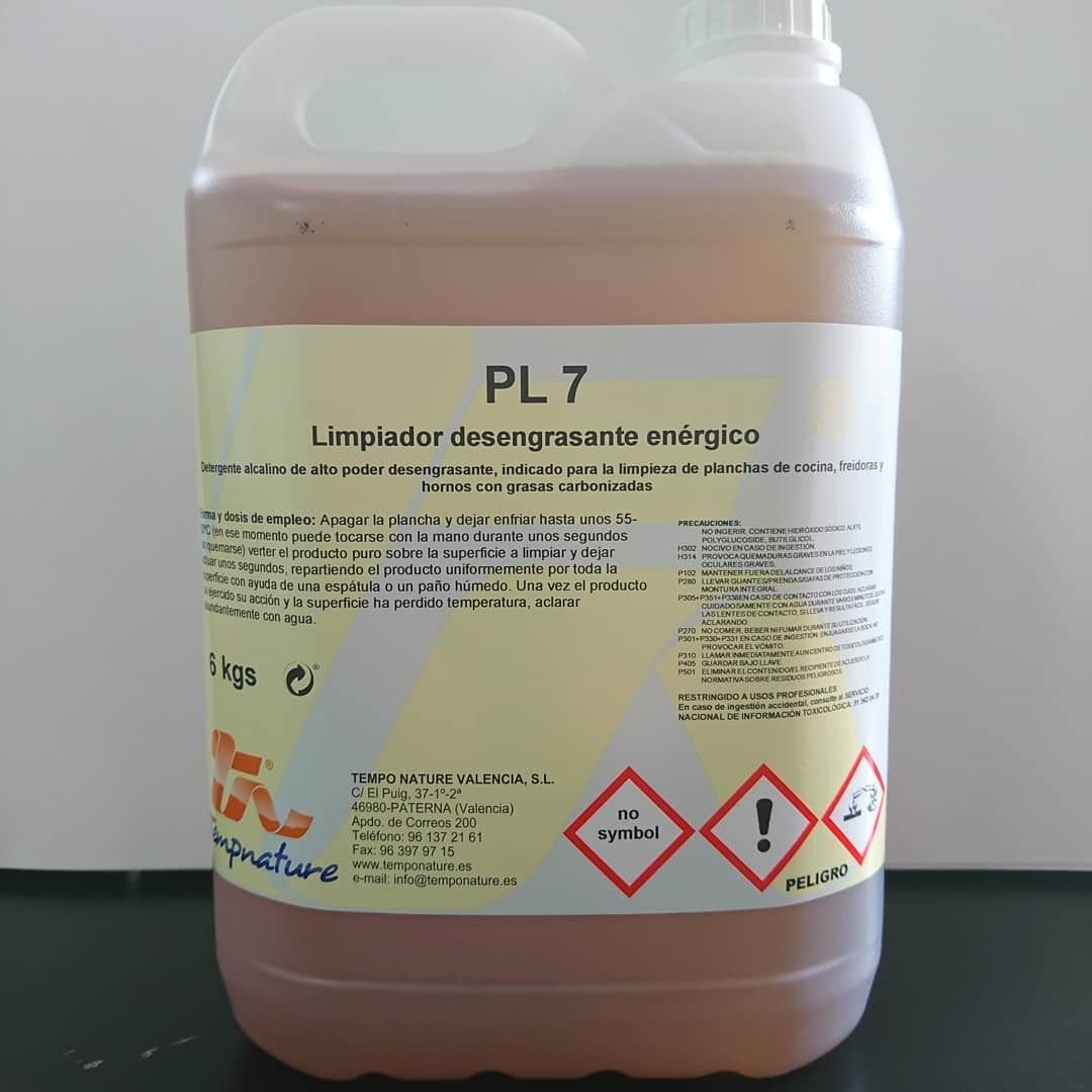 Una botella de PL 7 está sobre una mesa.