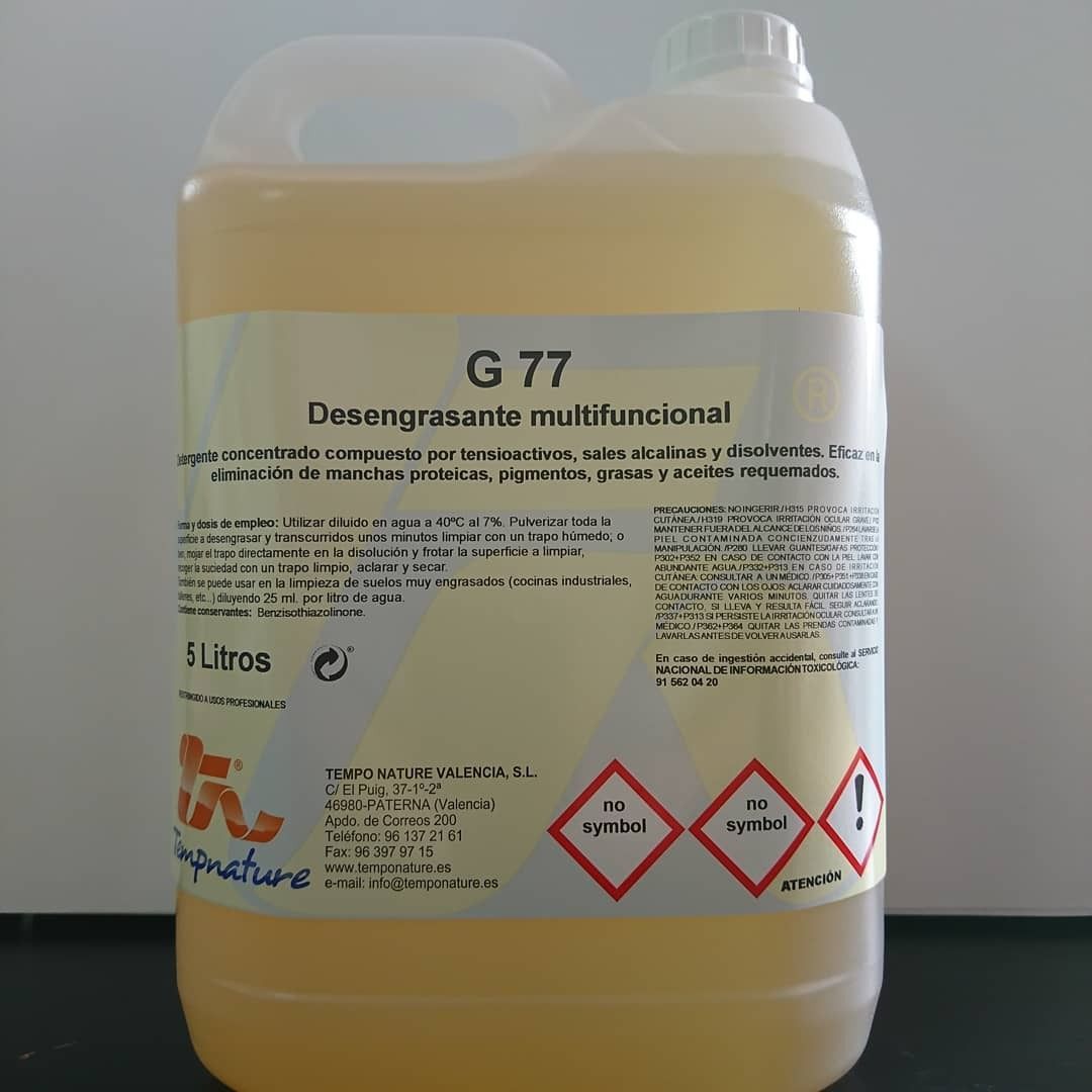 Una botella de G77 está sobre una mesa.