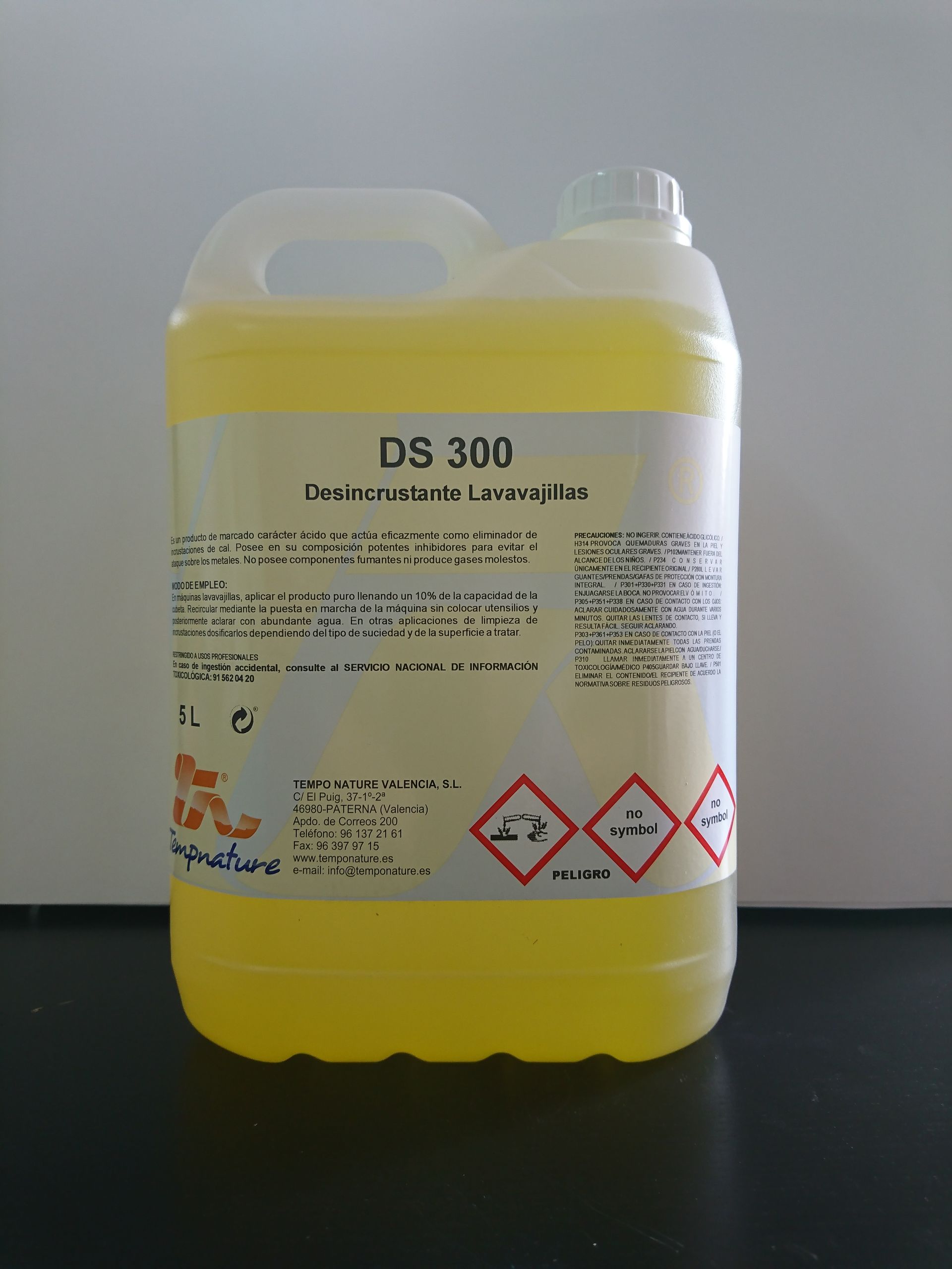 Una botella de DS 300 está sobre una mesa.