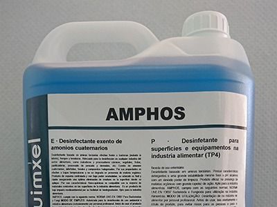 Una botella de anfis está sobre una mesa.