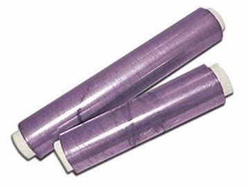 Dos rollos de envoltura de plástico se apilan uno encima del otro sobre un fondo blanco.