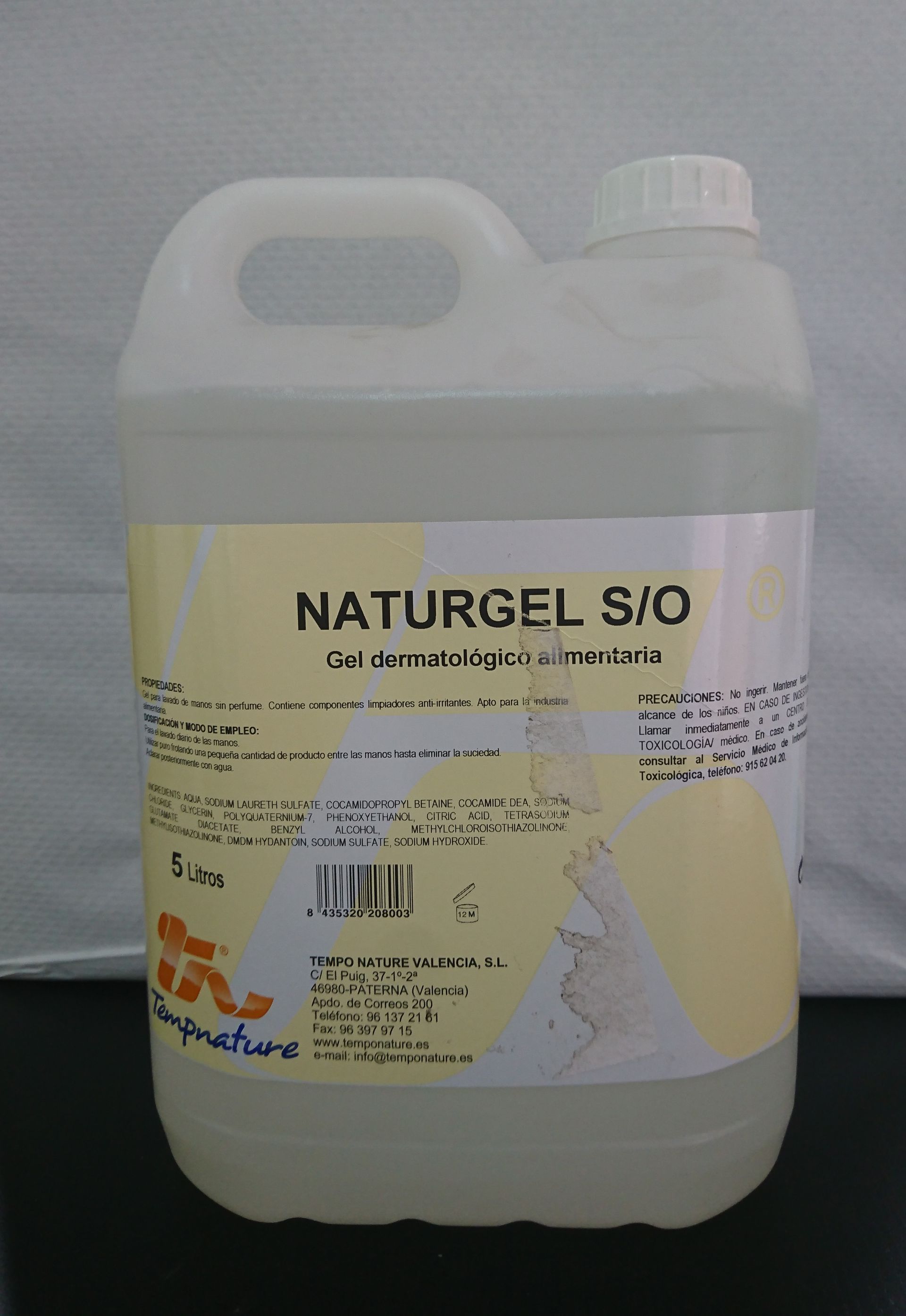 Una botella de Naturgel reposa sobre una mesa.