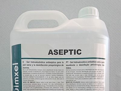 Una botella de producto aséptico está sobre una mesa.
