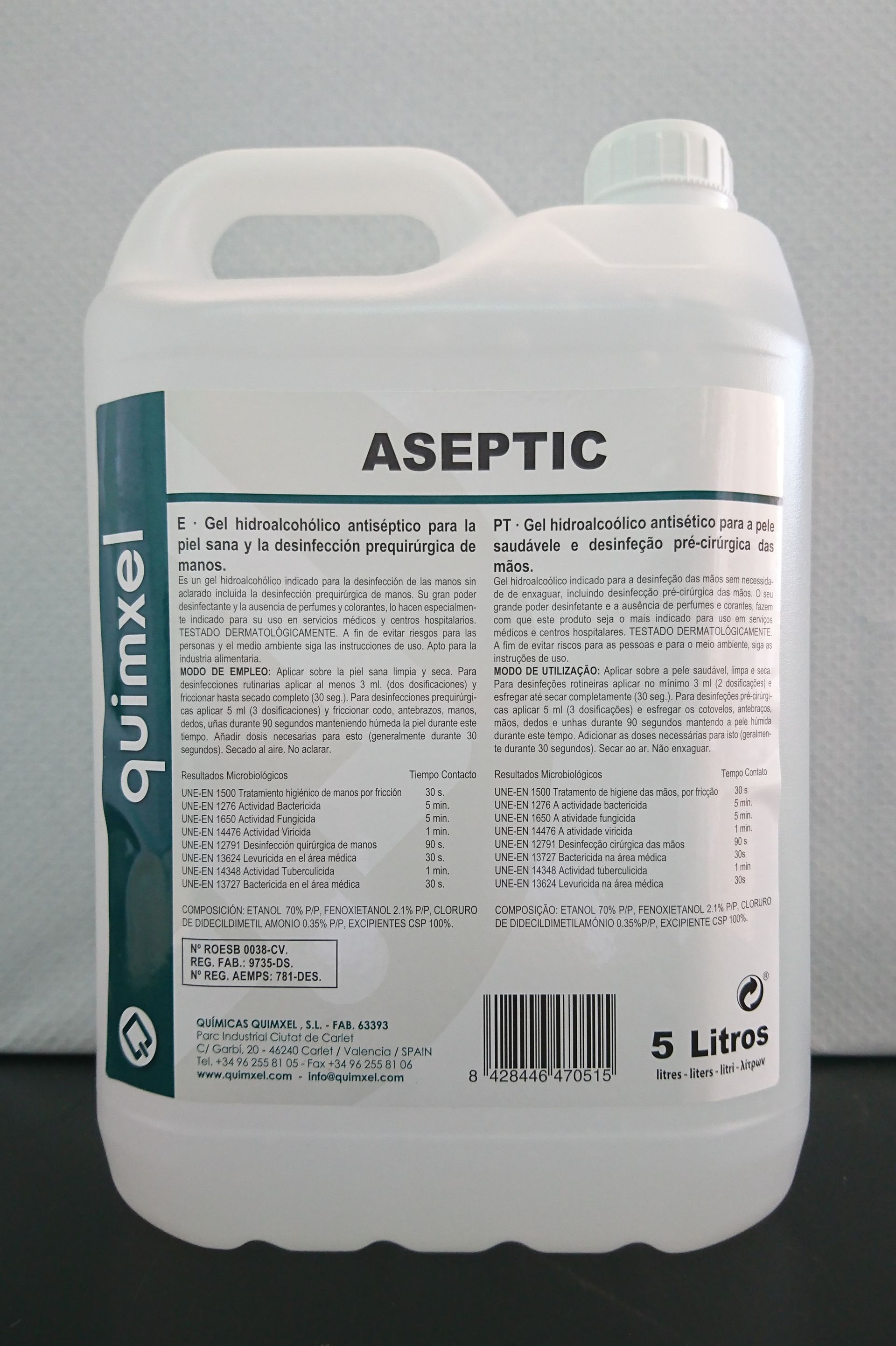Una botella de 5 litros de líquido aséptico reposa sobre una mesa.