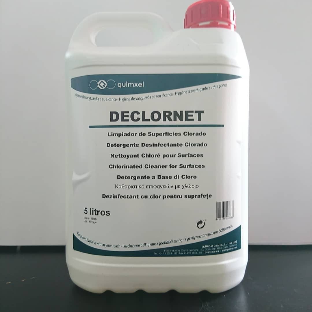 Una botella blanca de Declornet está sobre una mesa.