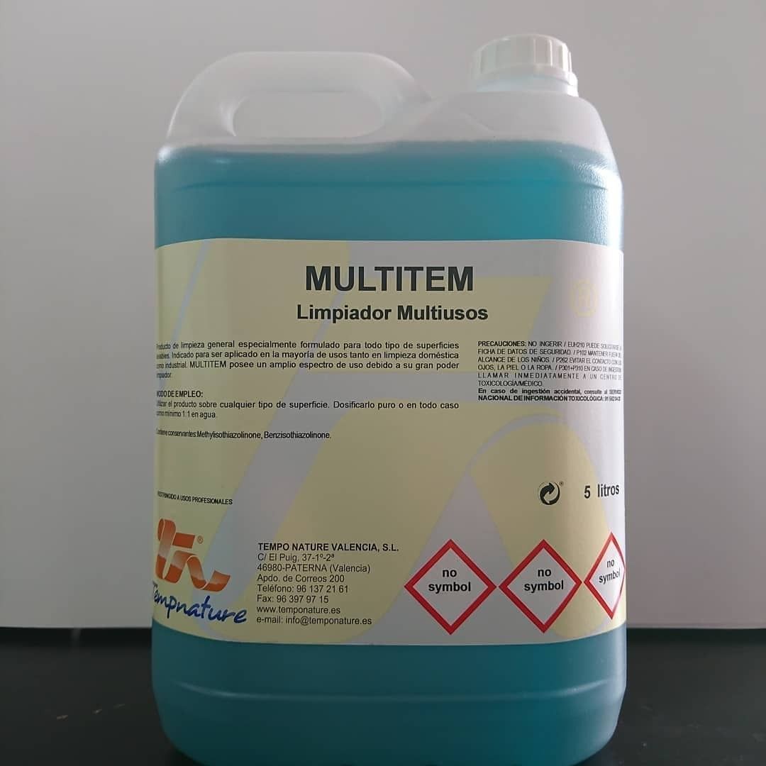 Una botella de multitem está sobre una mesa