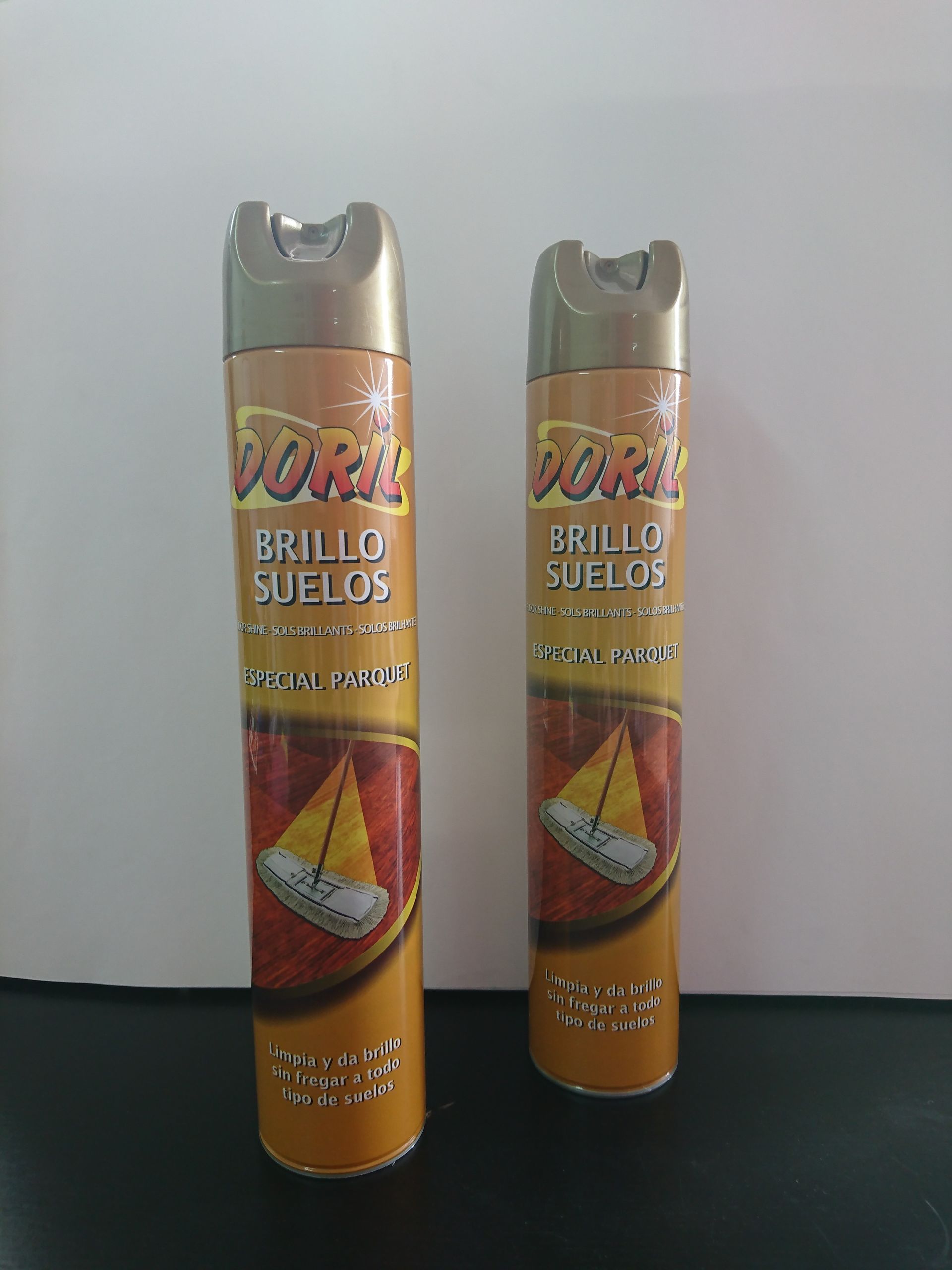 Dos latas de Dora Brillo Suelo están sobre una mesa.