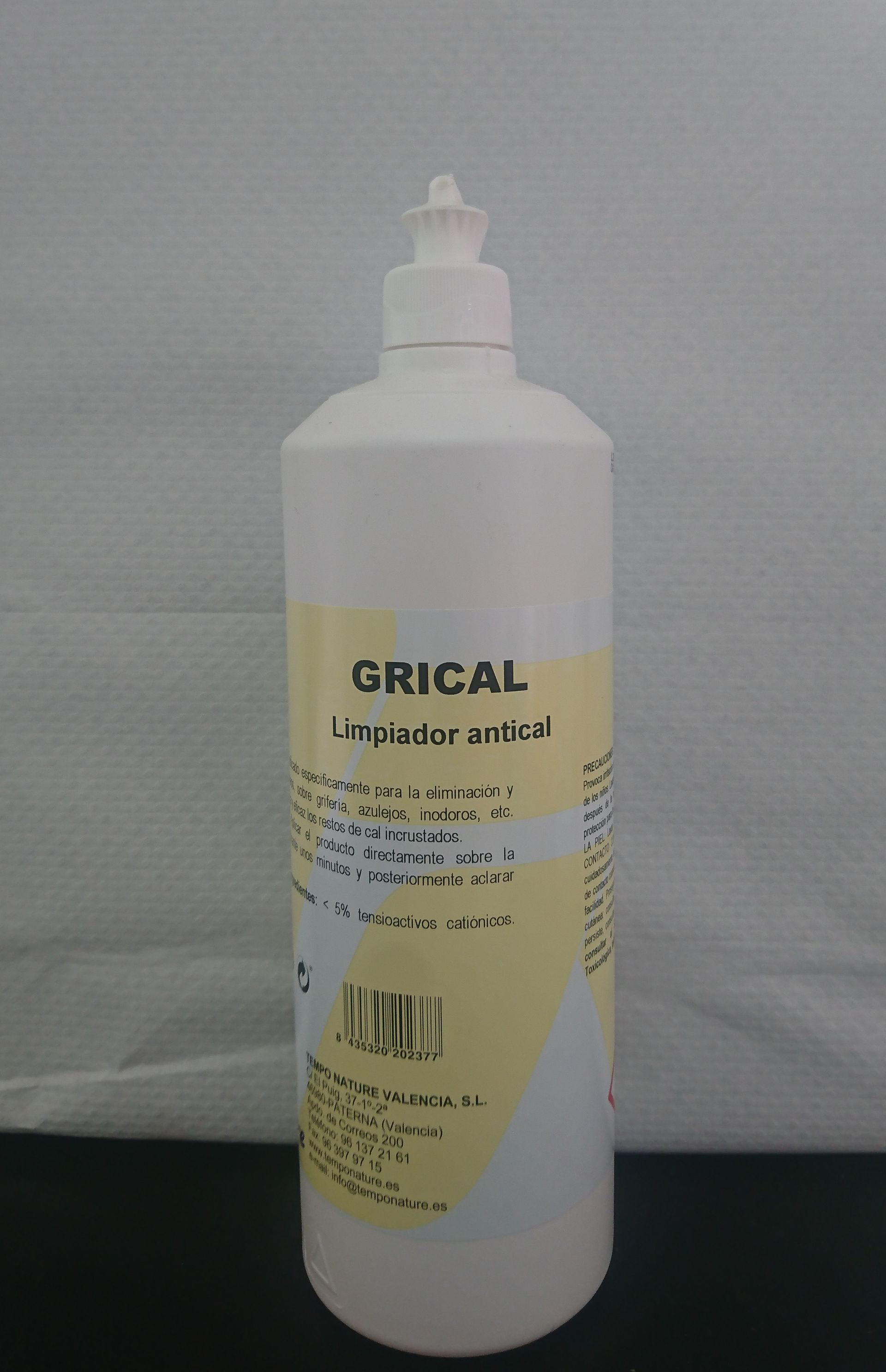 Una botella de grical está sobre una mesa.