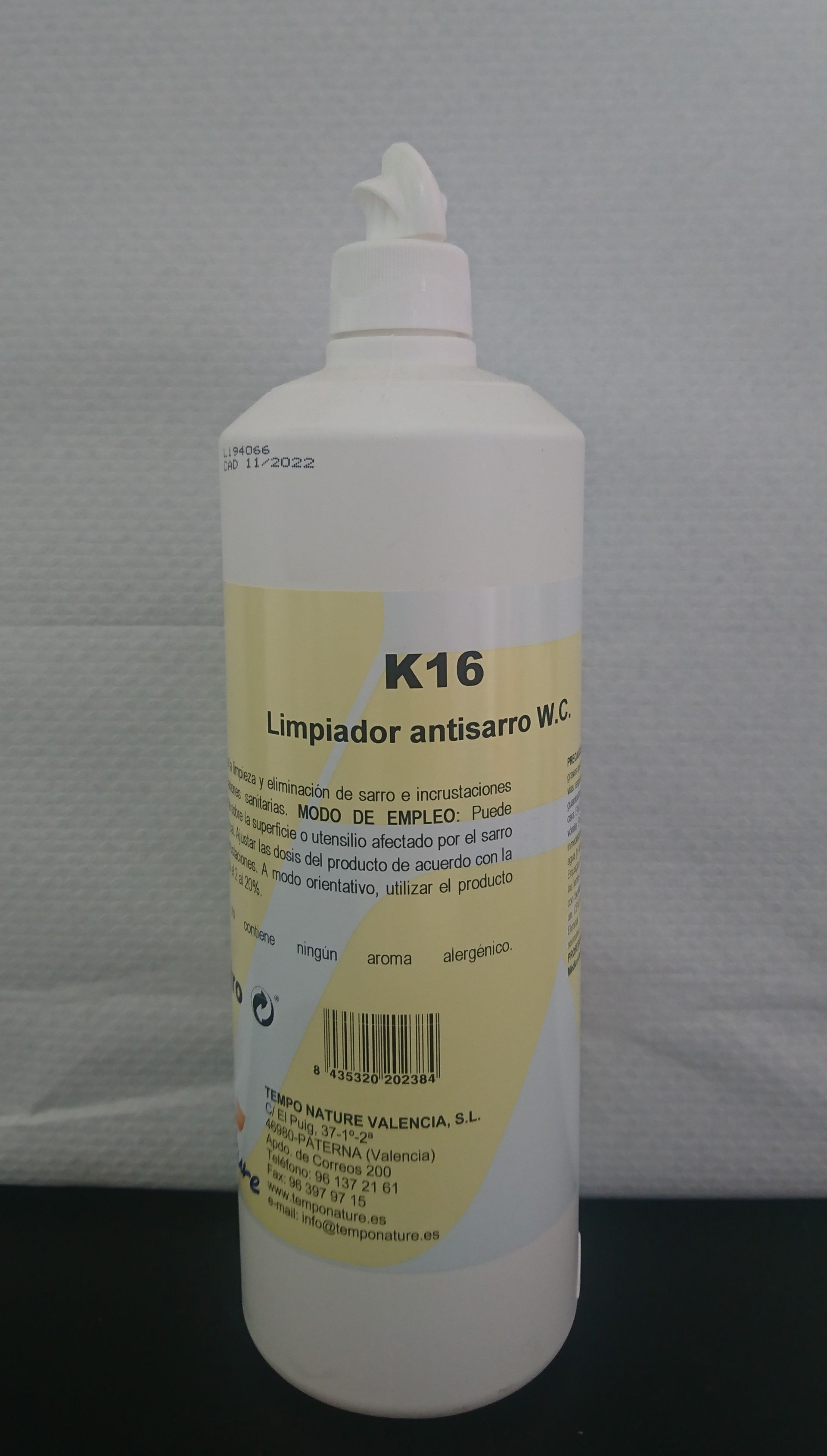 Una botella de K16 está sobre una mesa.