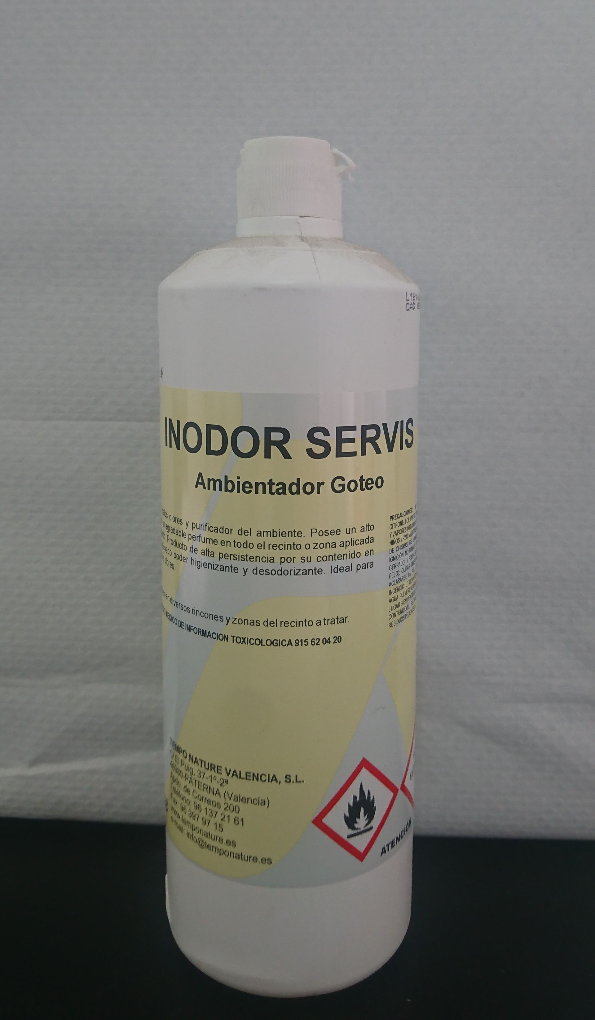 Una botella de Hcdor Servis reposa sobre una mesa.