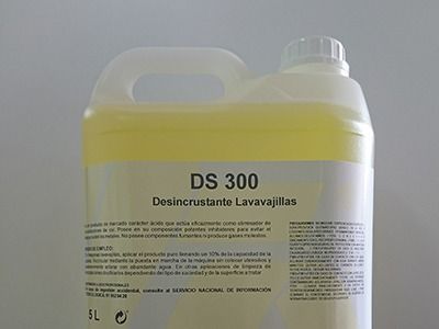Una botella de DS 300 está sobre una mesa.