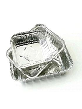 Tres bandejas de papel de aluminio están apiladas una encima de otra sobre una superficie blanca.