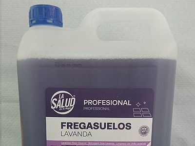 Una botella de fregasuelos lavanda está sobre una mesa.