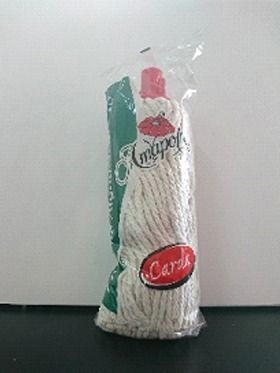 Un trapeador en una bolsa de plástico está sobre una mesa.