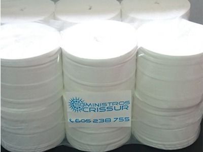 Un montón de cilindros blancos con un cartel que dice ministros crissus