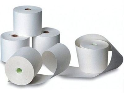 Varios rollos de papel higiénico están apilados uno encima del otro