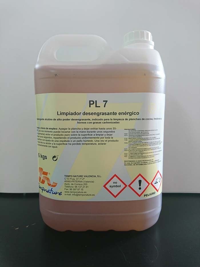 Una botella de PL 7 está sobre una mesa.