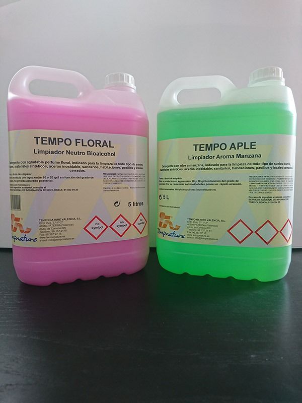 Dos botellas de Tempo Floral y Tempo Apple están sobre una mesa.