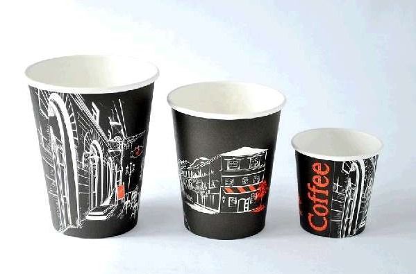 Tres vasos de papel están uno al lado del otro sobre una superficie blanca.