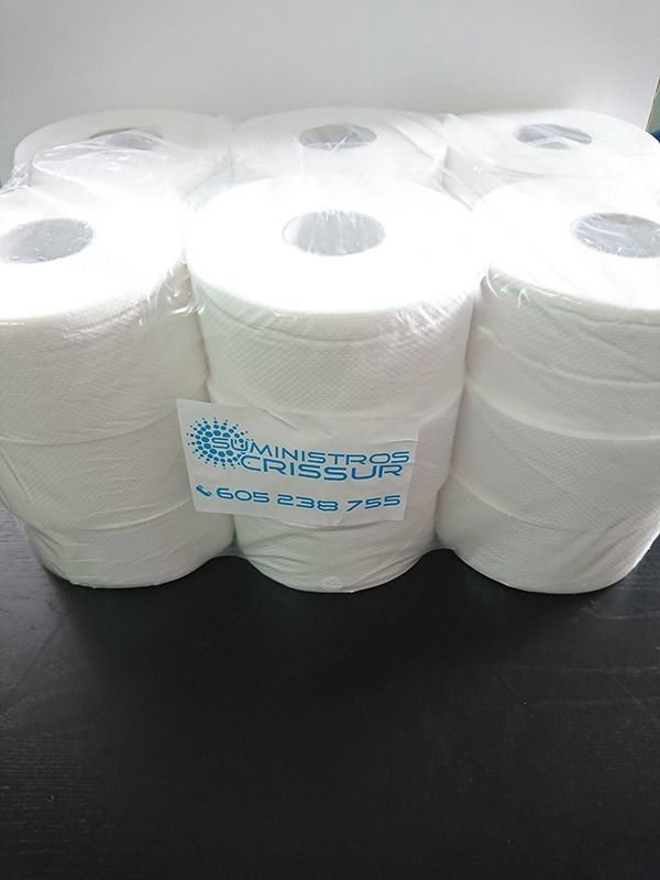 Un montón de rollos de papel higiénico están apilados uno encima del otro sobre una mesa.