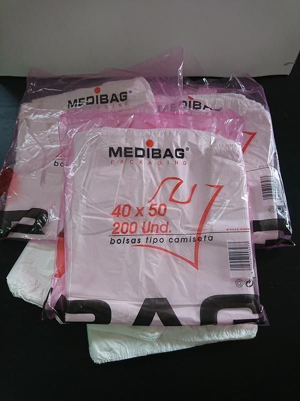 Tres bolsas de plástico medibag están apiladas una encima de otra sobre una mesa.